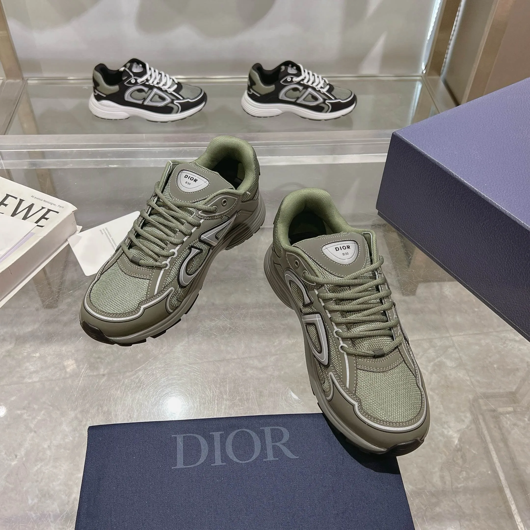 👟👟Ex-factory price 520👟👟 H612 high version B30 low-top sneakers are one of the flagship styles of this series. Crafted from mesh and technical fabrics, it's finished with a reflective 'CD30' graphic and 'DIOR B30' and 'CD30' logos on the heel and tongue. The extra-light, sculpted rubber sole adds style with signature accents, while internal stretch details create ideal comfort. Can be paired with a variety of casual looks to show a fashionable, modern and sporty style. ✅Size: 35-47 (45-46-47 customized, non-returnable and non-exchangeable) ✅Sole material: Original ultra-light IP sole ✅Packaging: Brand new counter packaging